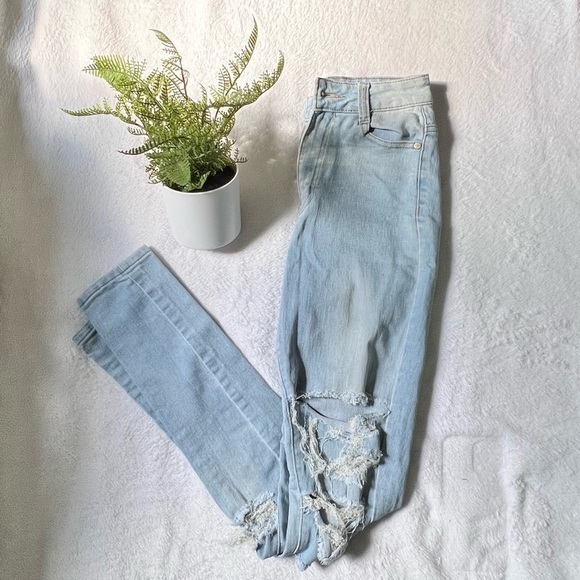 Fashion Nova Denim - Light wash Fashion Nova ripped Jeans | size 3/4